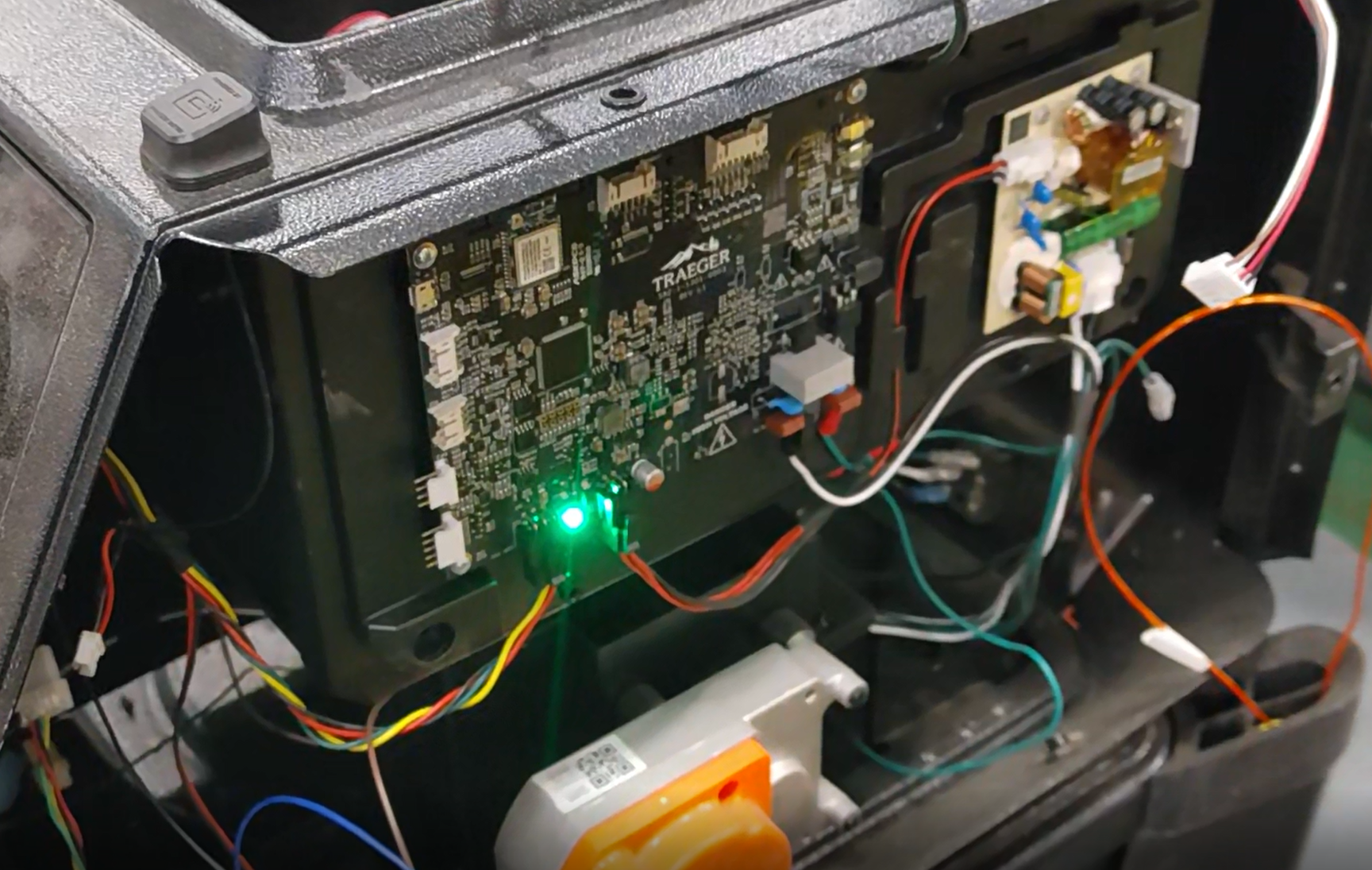 Motherboard_LED_ON_no_connections.png