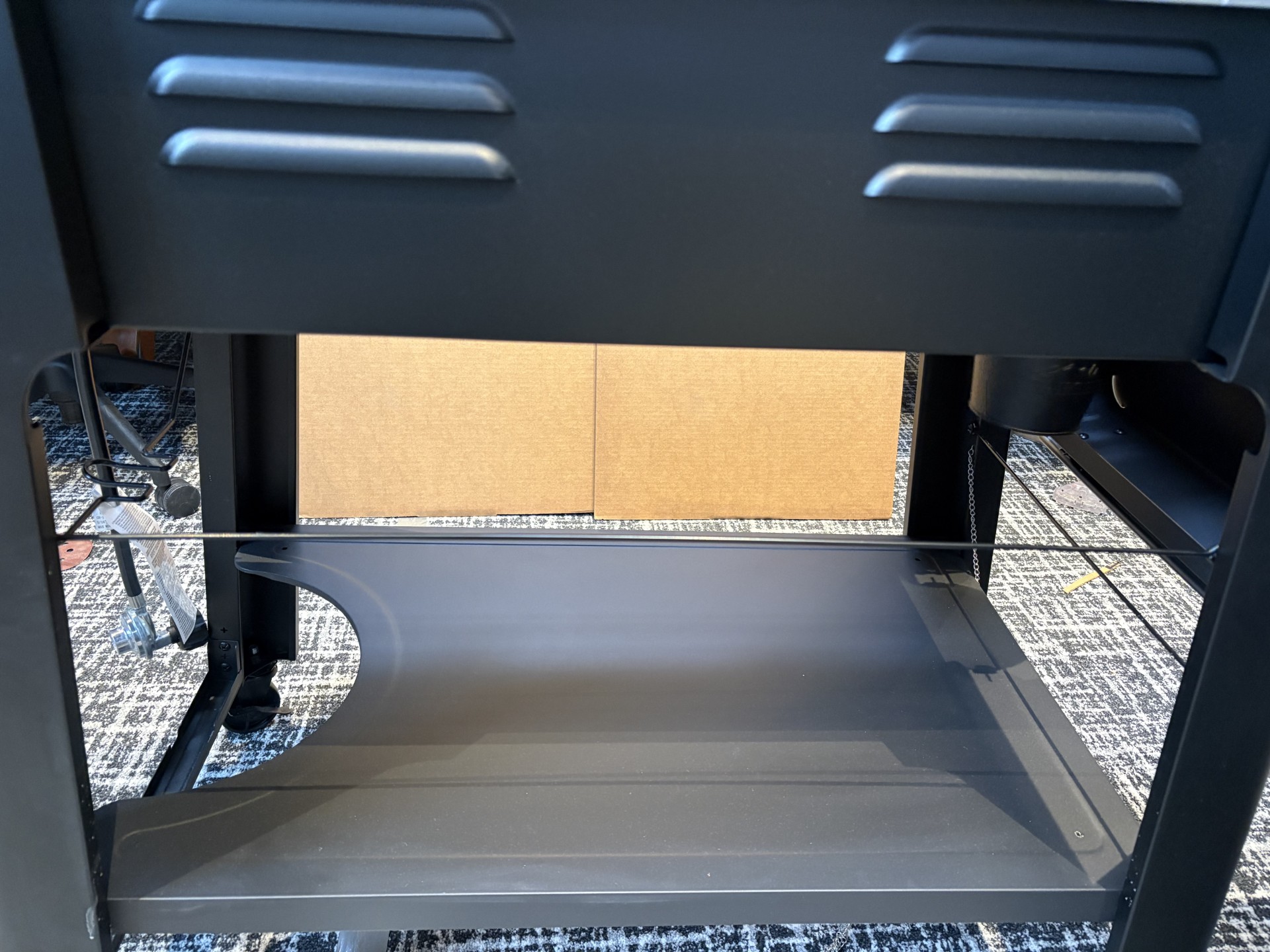 Image of IronTop griddle's bottom shelf and tank prevention rod